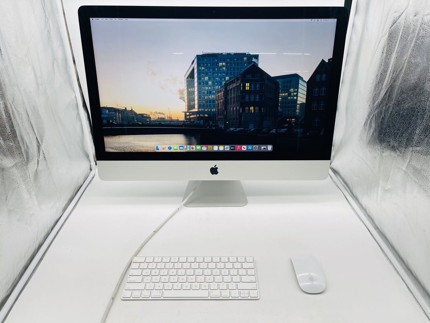 Apple 2019 iMac 27 in 5K 3.6GHz i9 32GB RAM 512GB SSD Vega 48 8GB - Very Good