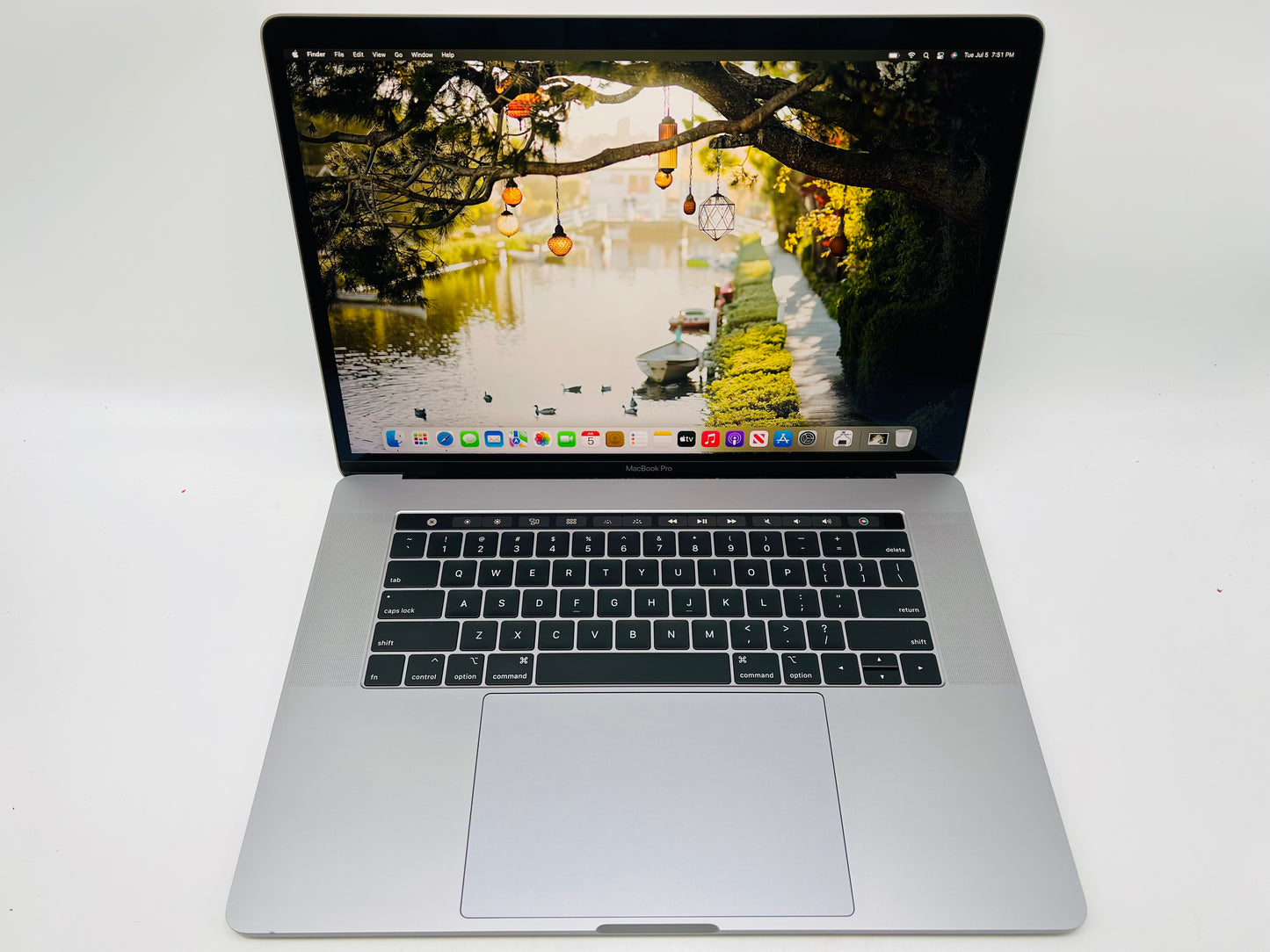 Apple 2018 15 in MacBook Pro TB 2.9GHz 6-Core i9 16GB RAM 1TB SSD RP560X 4GB